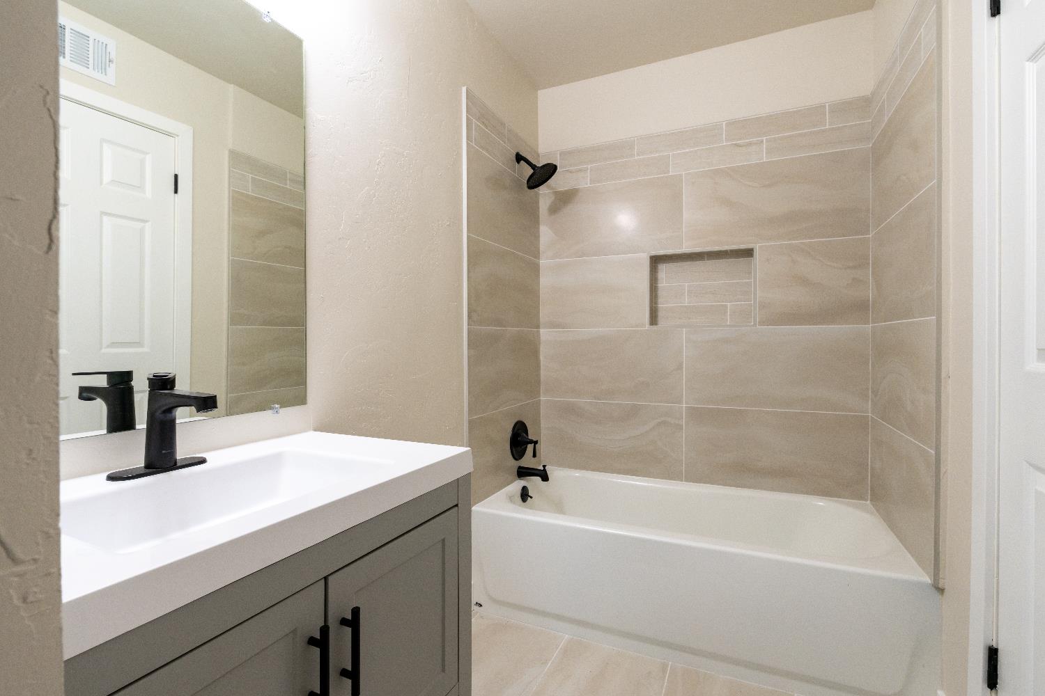 6075 N Selland Ave, Fresno, CA 93711