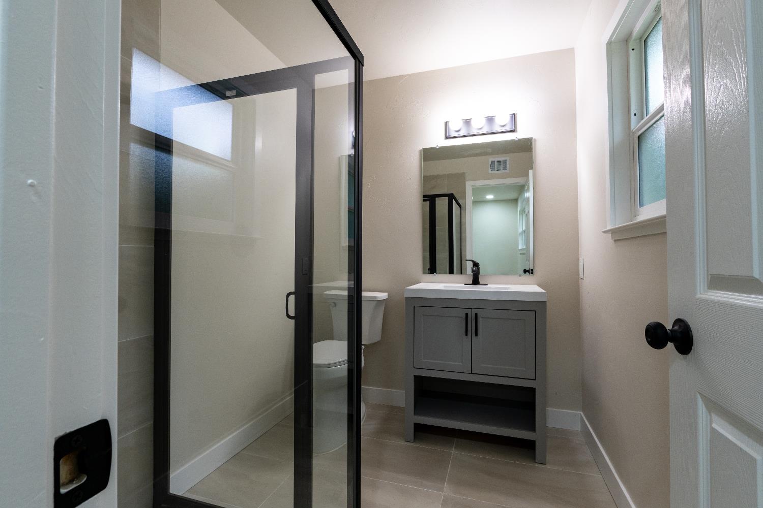 6075 N Selland Ave, Fresno, CA 93711