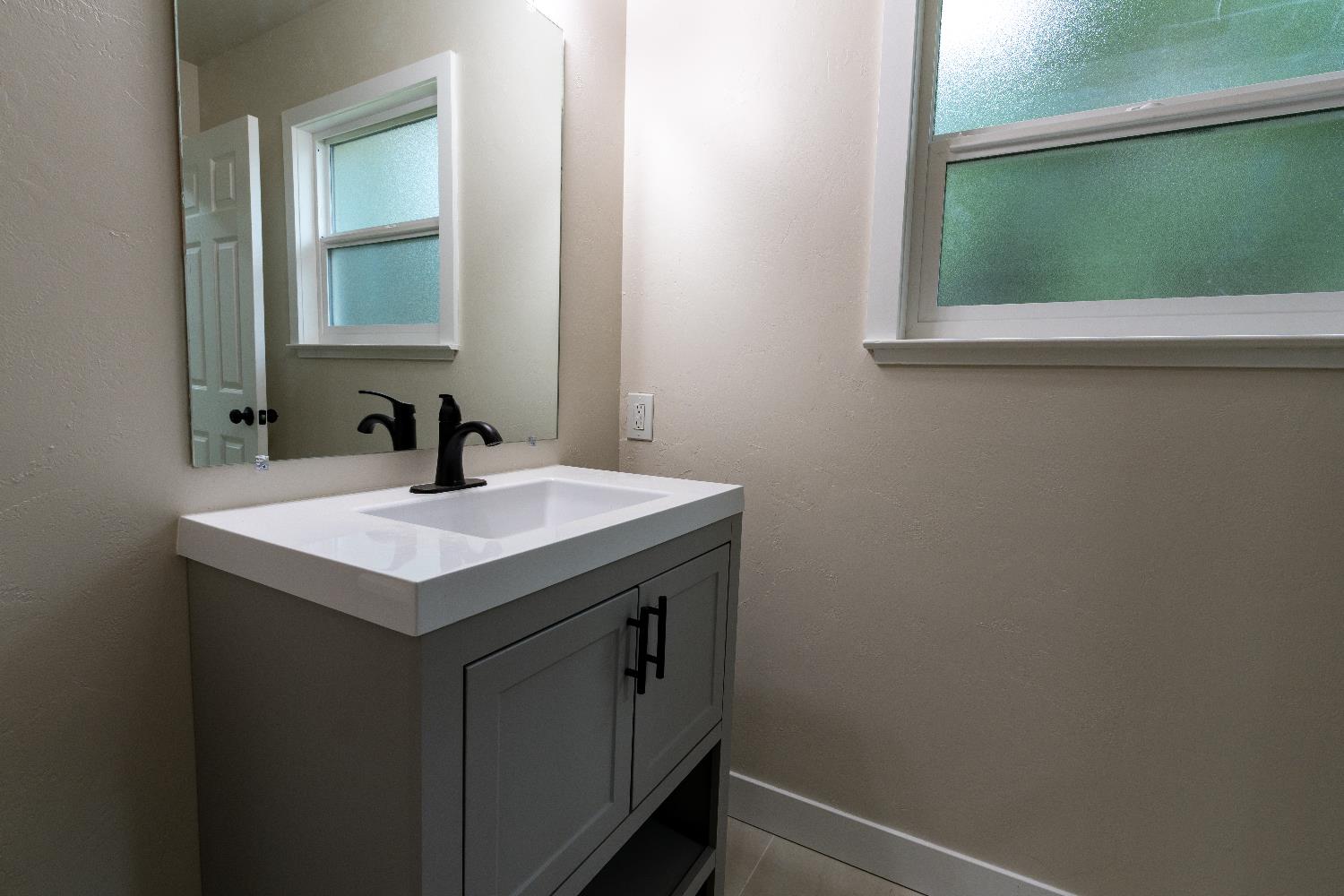 6075 N Selland Ave, Fresno, CA 93711