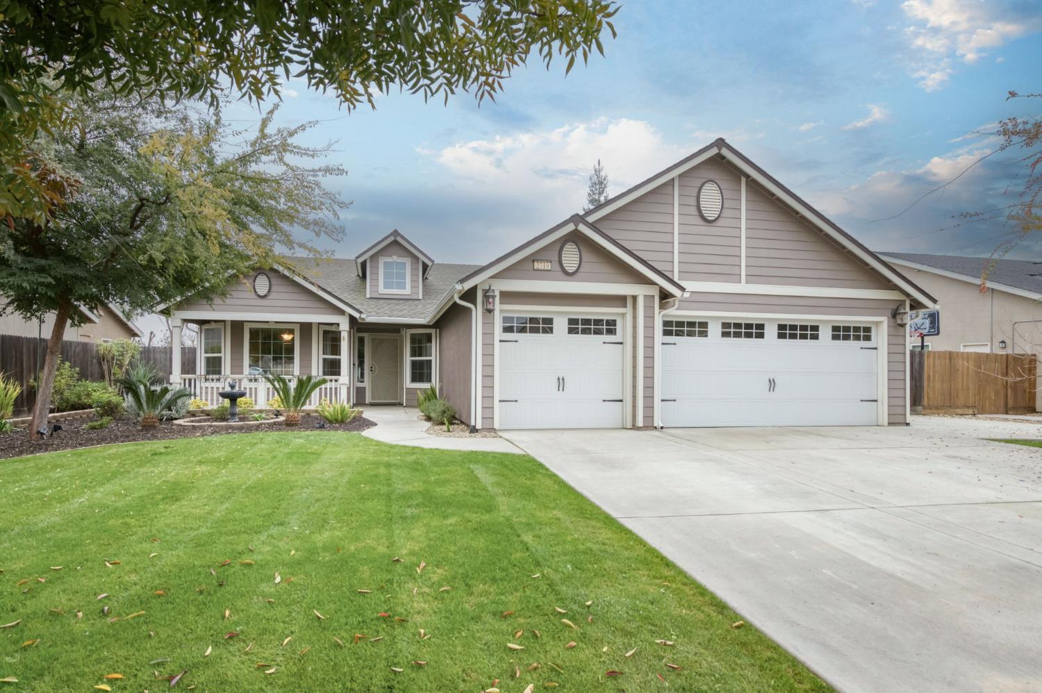 2719 Tamarack Ave, Sanger, CA 93657