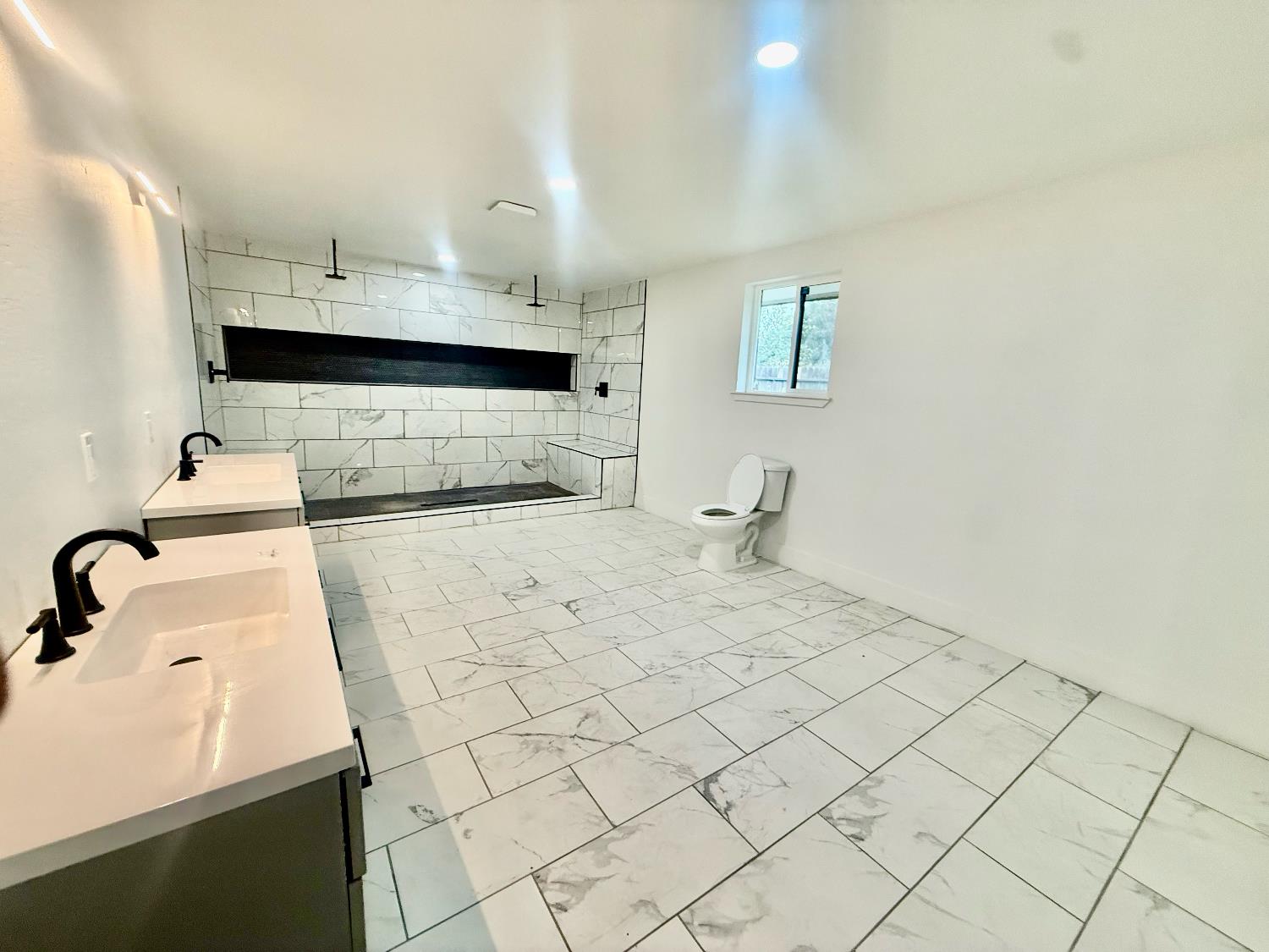 10326 N Fowler Ave, Clovis, CA 93619