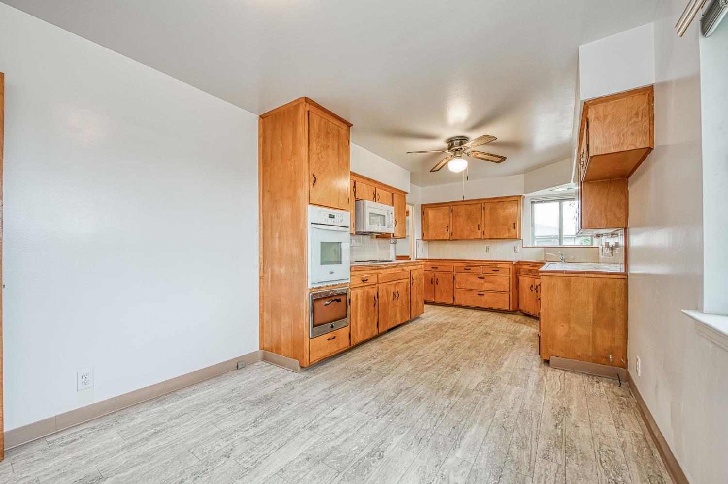 13130 S Henderson Rd, Caruthers, CA 93609