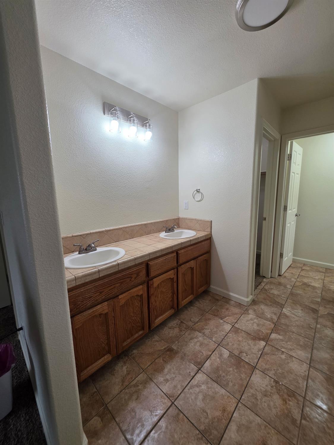 804 Morris Ln, Madera, CA 93637