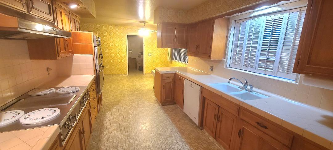 5877 E Dwight Way, Fresno, CA 93727