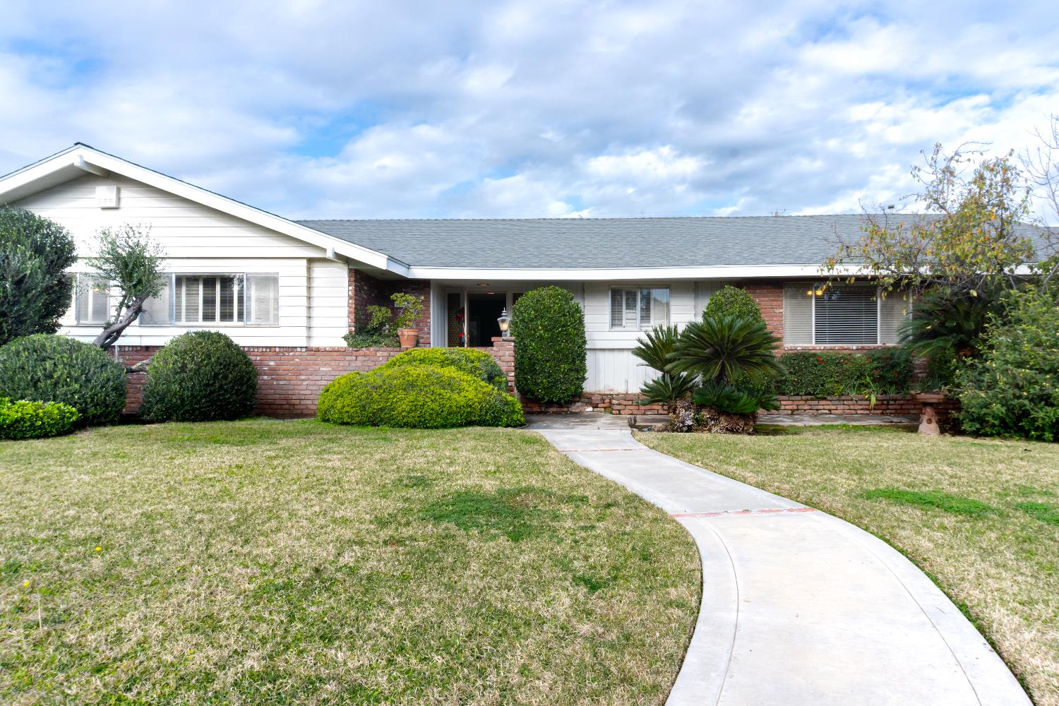 5877 E Dwight Way, Fresno, CA 93727