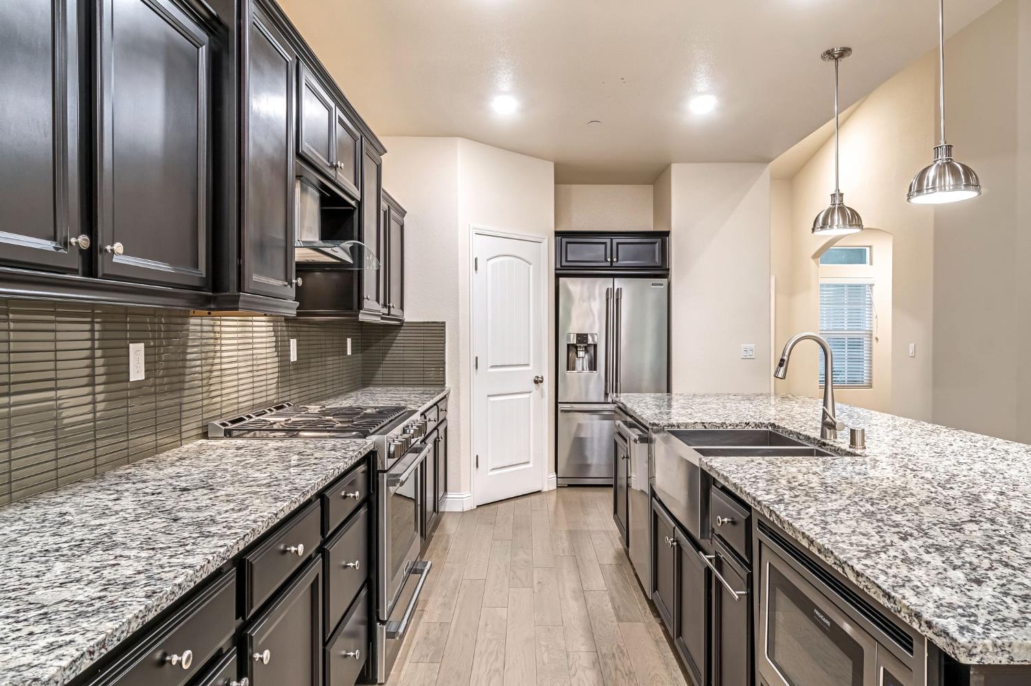 462 S Crescent Ln, Madera, CA 93636