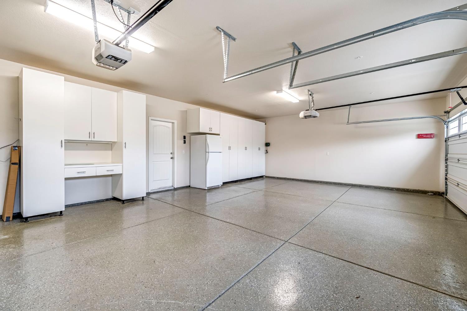 462 S Crescent Ln, Madera, CA 93636