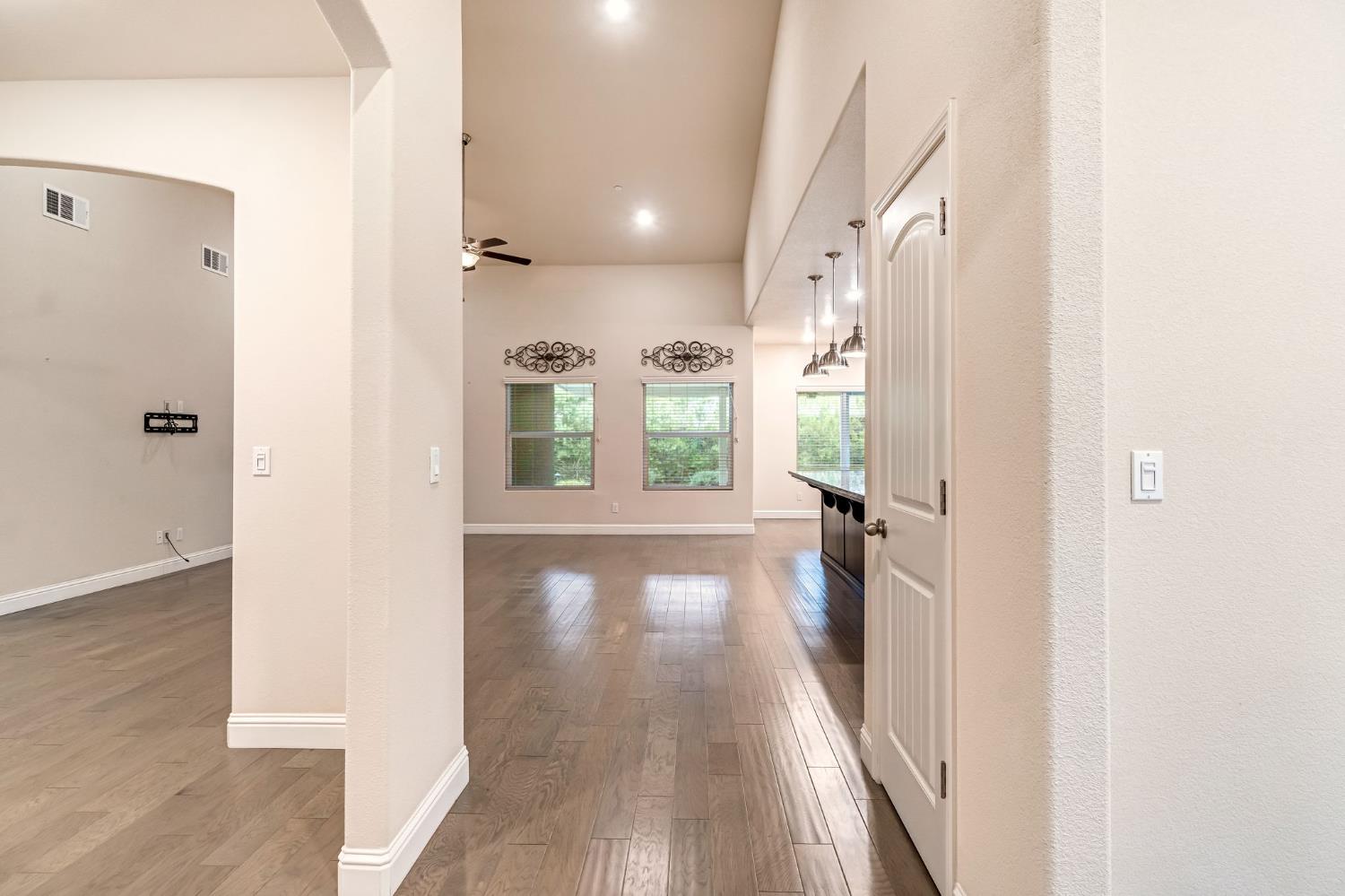 462 S Crescent Ln, Madera, CA 93636