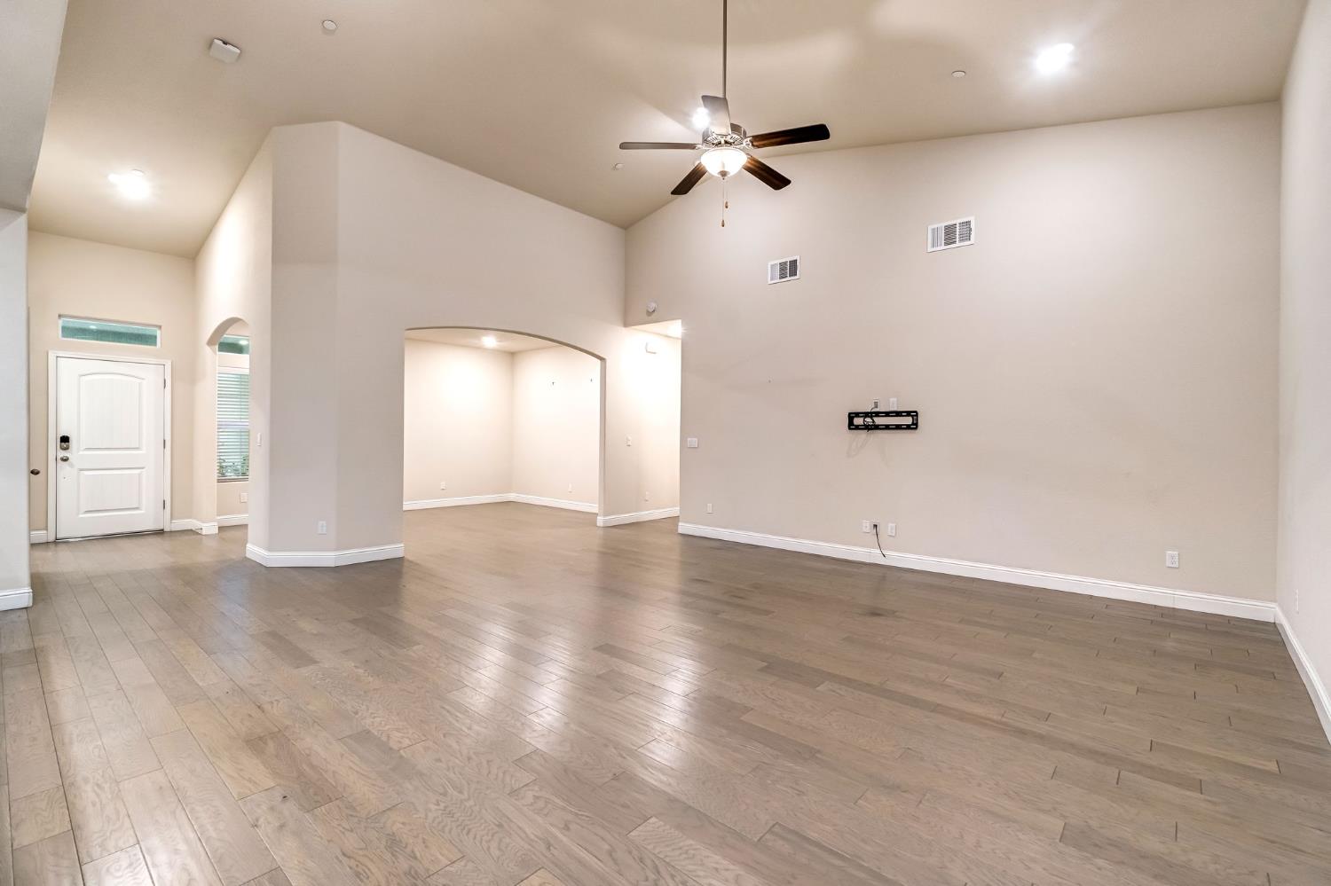 462 S Crescent Ln, Madera, CA 93636