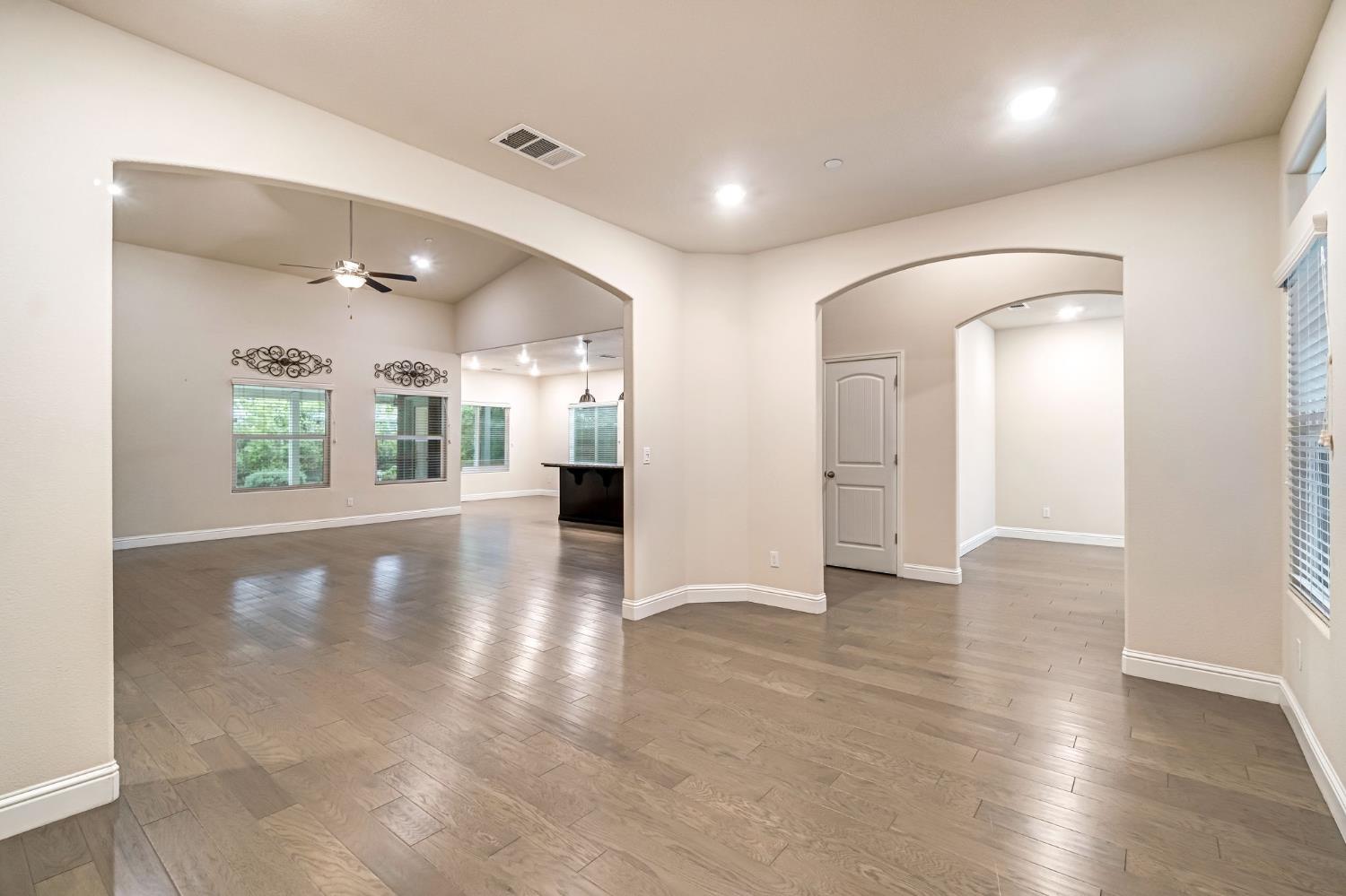 462 S Crescent Ln, Madera, CA 93636