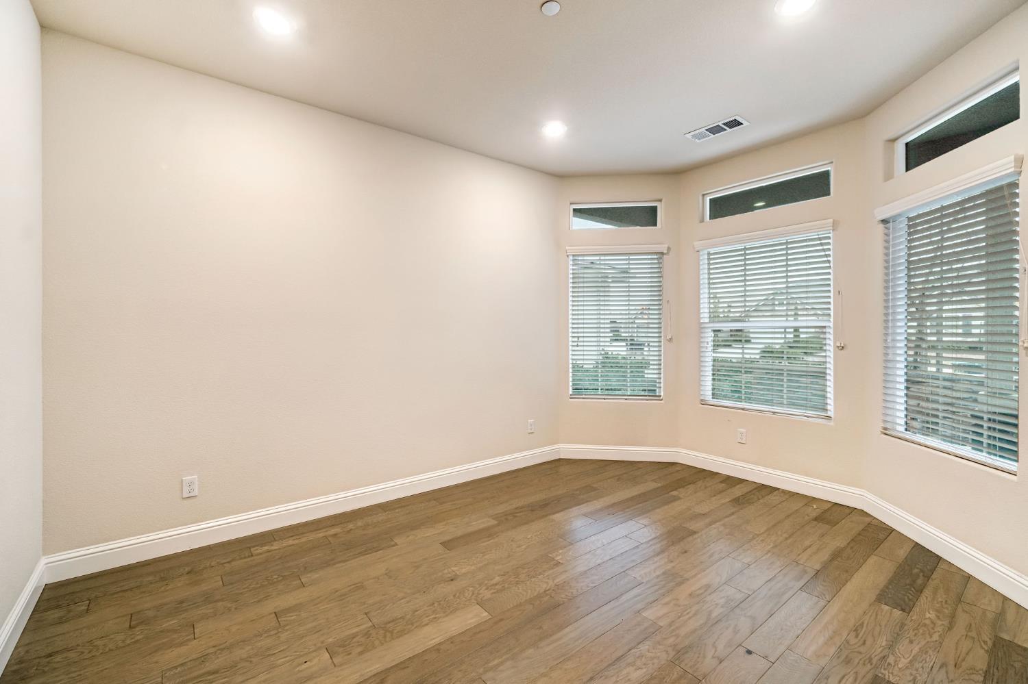 462 S Crescent Ln, Madera, CA 93636