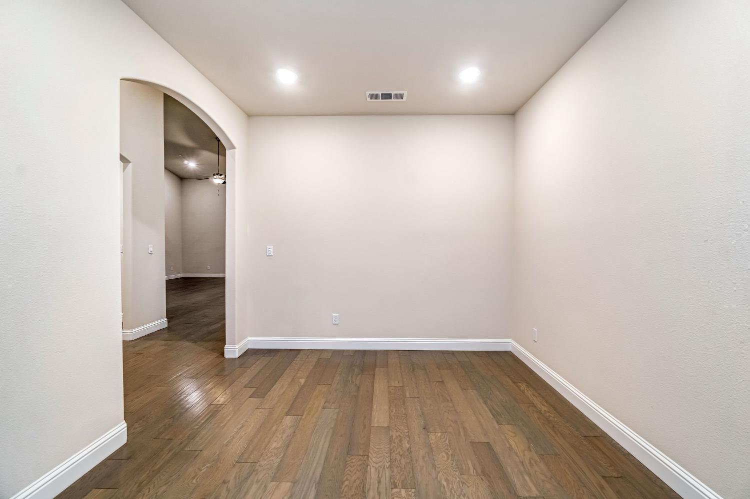 462 S Crescent Ln, Madera, CA 93636