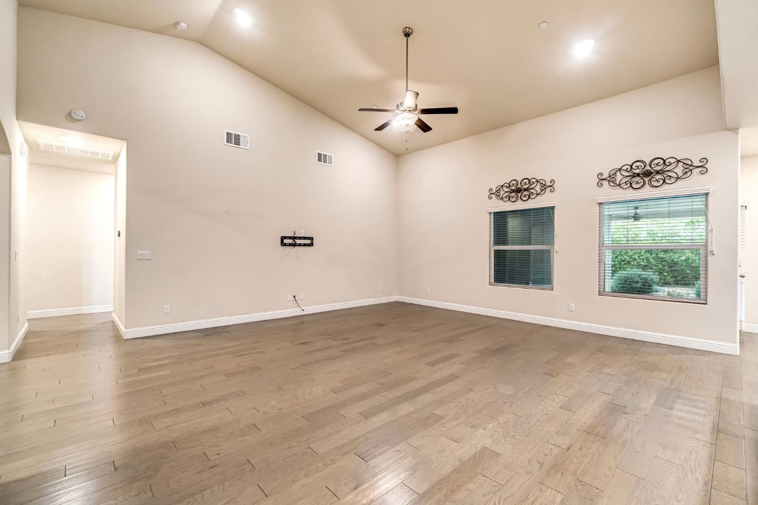 462 S Crescent Ln, Madera, CA 93636