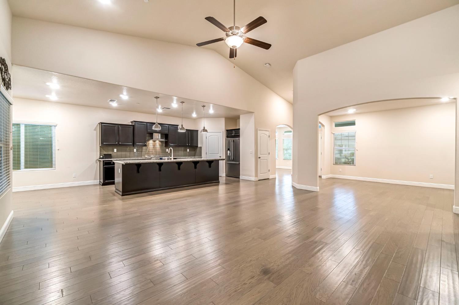 462 S Crescent Ln, Madera, CA 93636