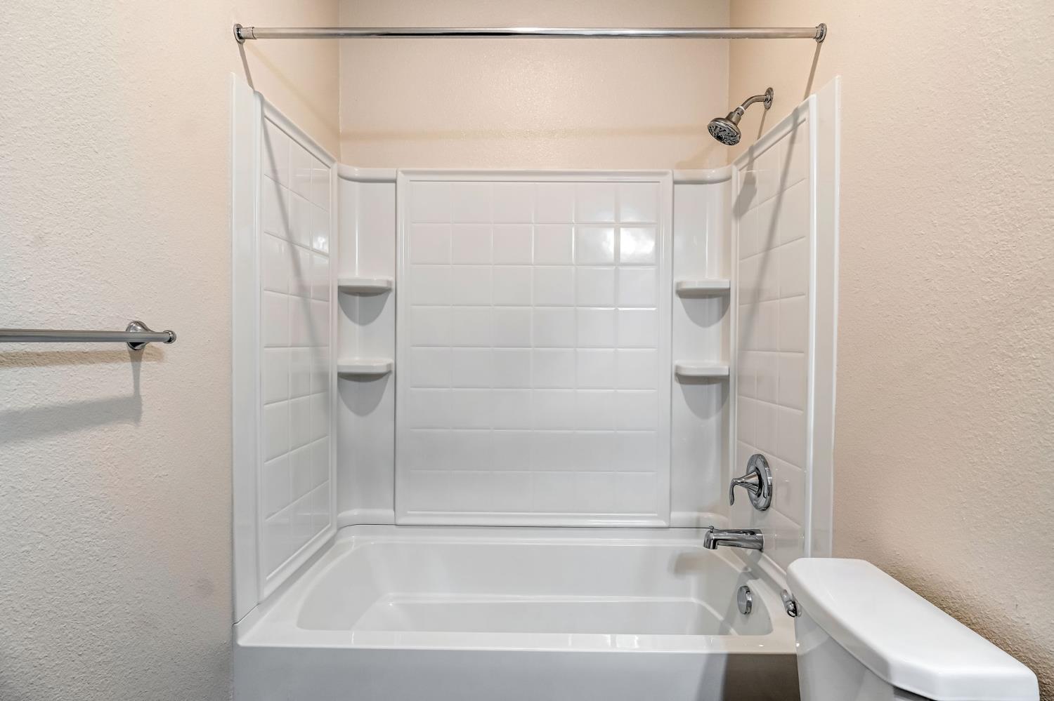 462 S Crescent Ln, Madera, CA 93636