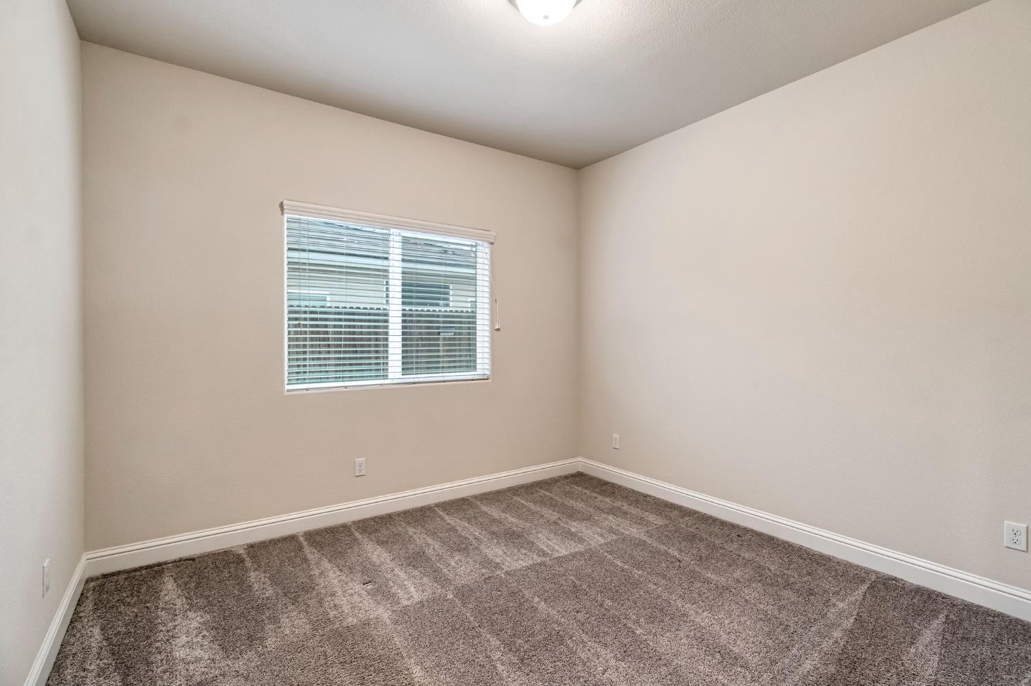 462 S Crescent Ln, Madera, CA 93636