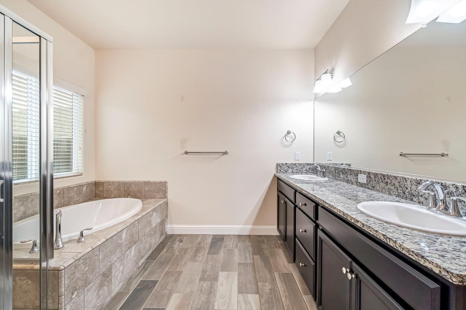 462 S Crescent Ln, Madera, CA 93636