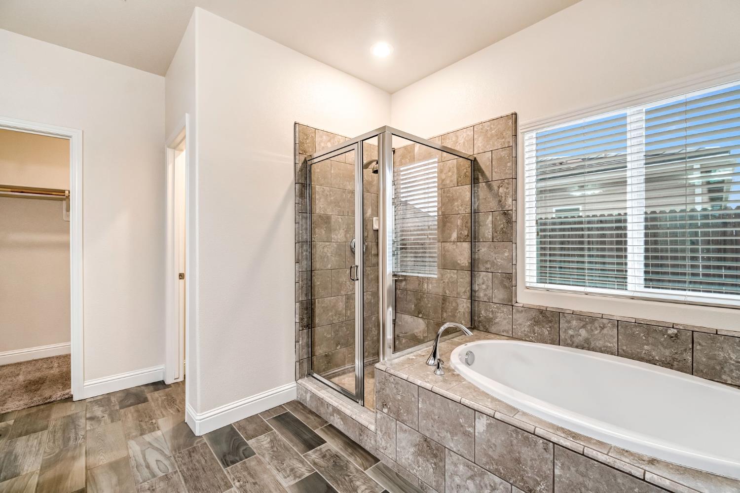 462 S Crescent Ln, Madera, CA 93636