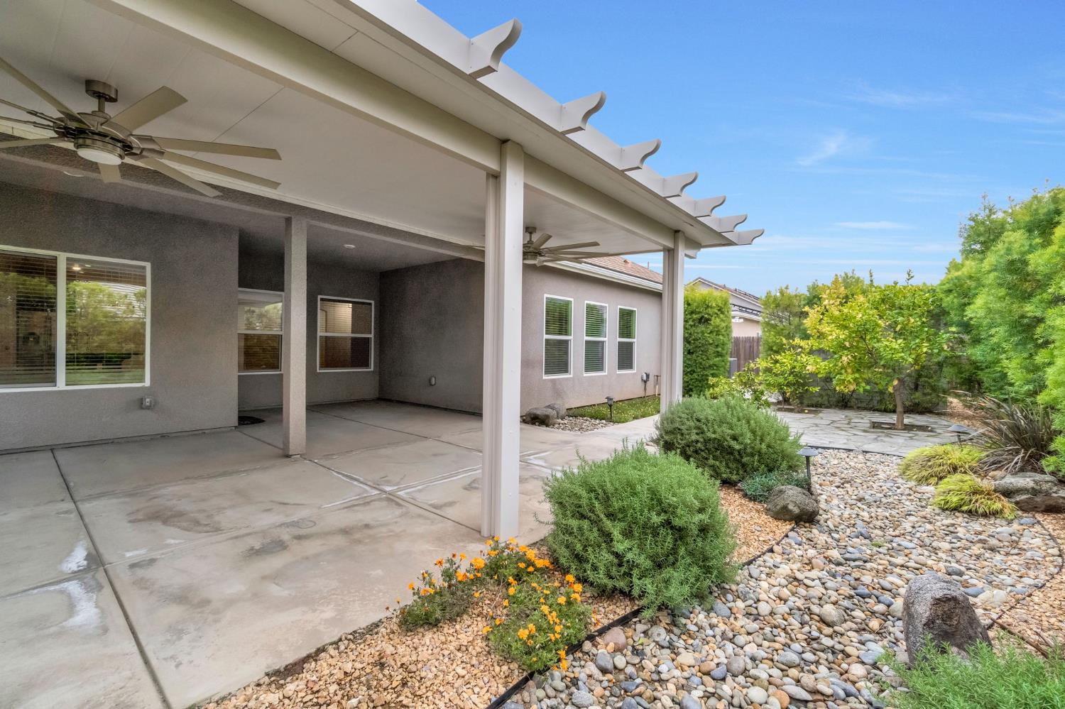 462 S Crescent Ln, Madera, CA 93636