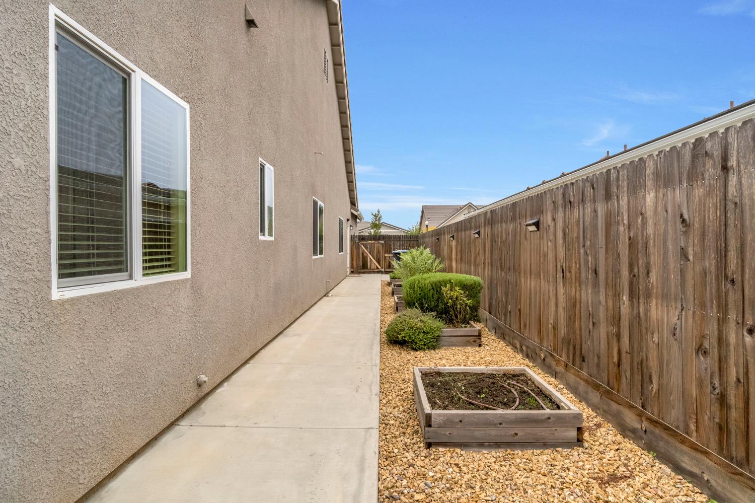 462 S Crescent Ln, Madera, CA 93636