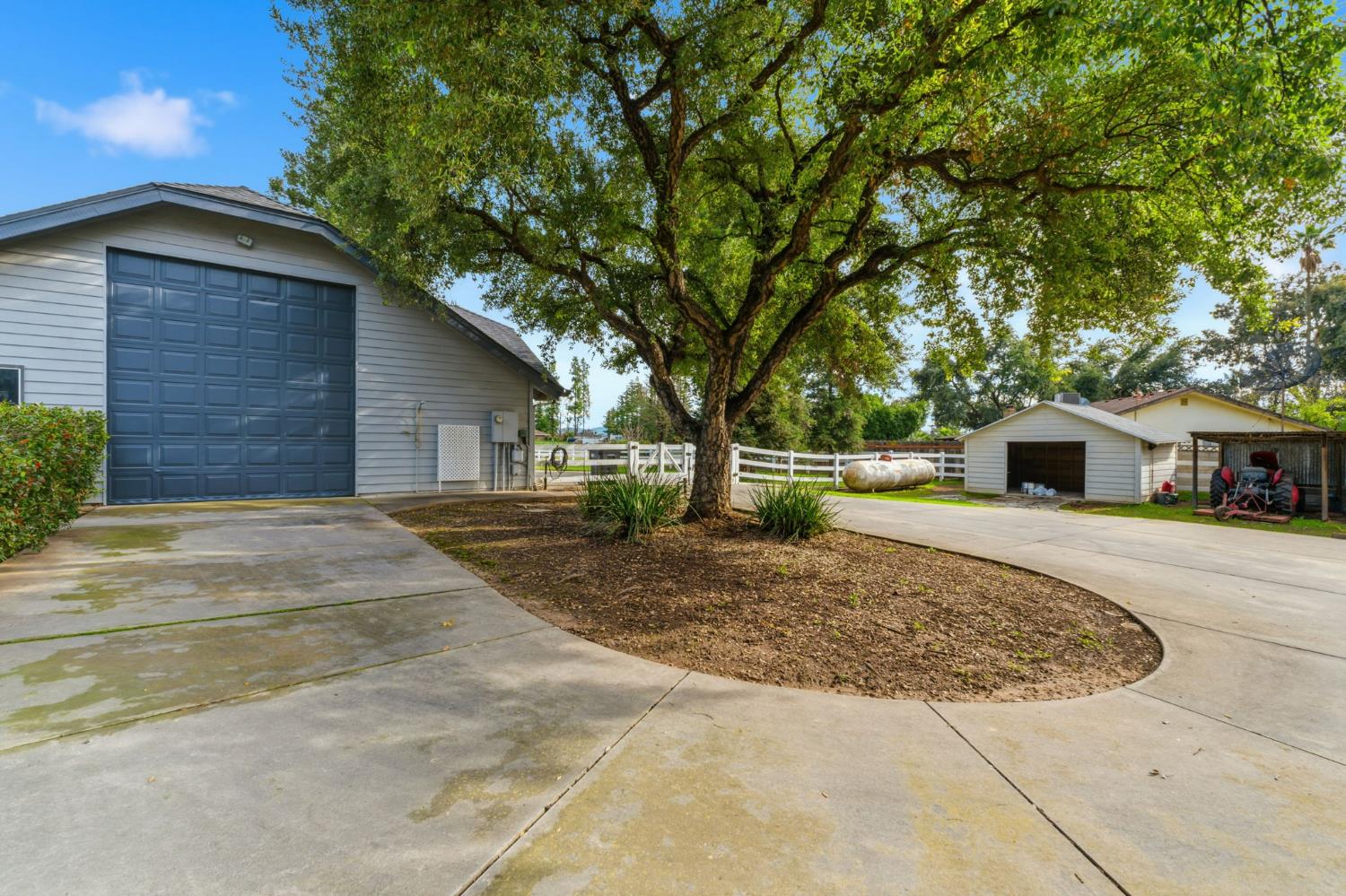 5355 Poinsetta Ave, Clovis, CA 93619