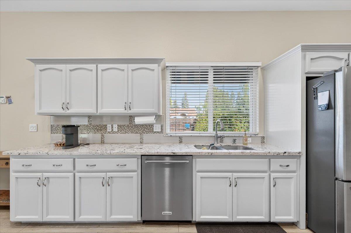 174 N Lind Ave, Clovis, CA 93612