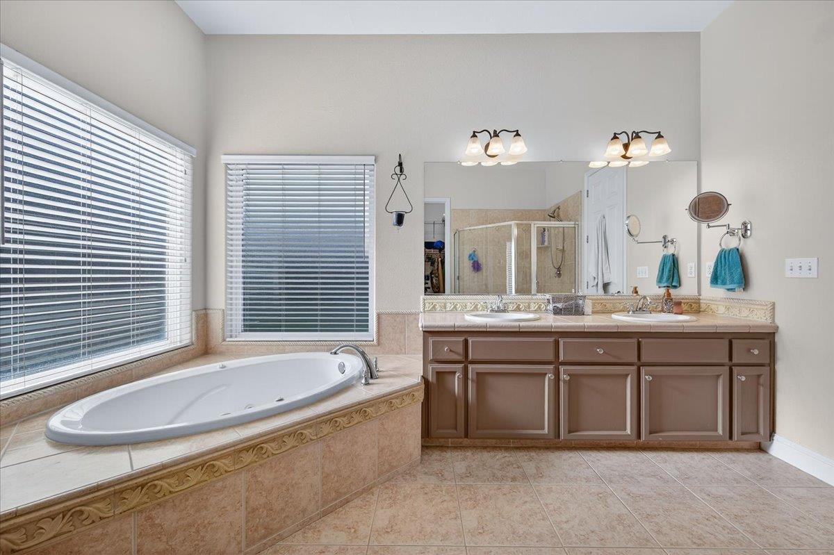 174 N Lind Ave, Clovis, CA 93612