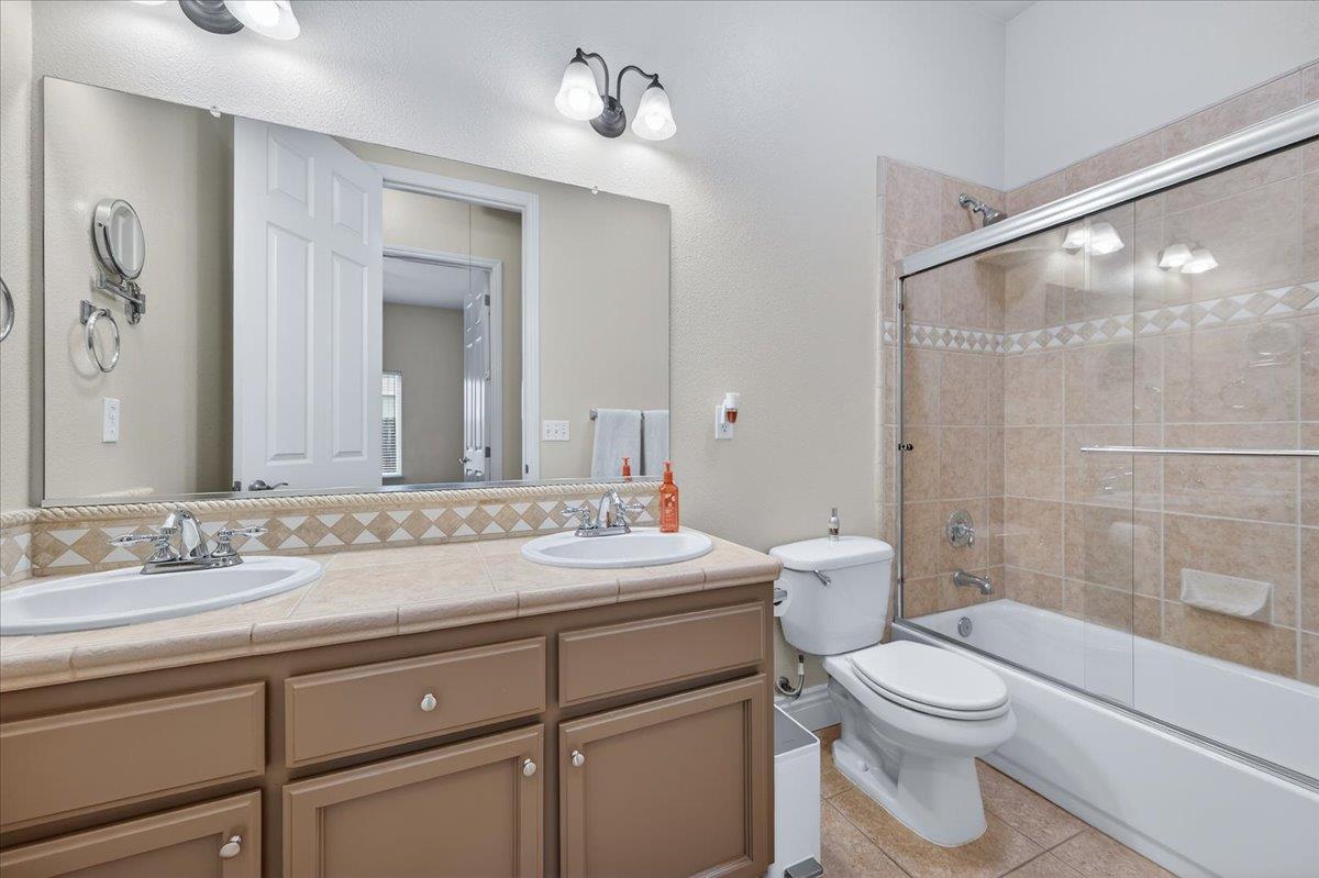 174 N Lind Ave, Clovis, CA 93612