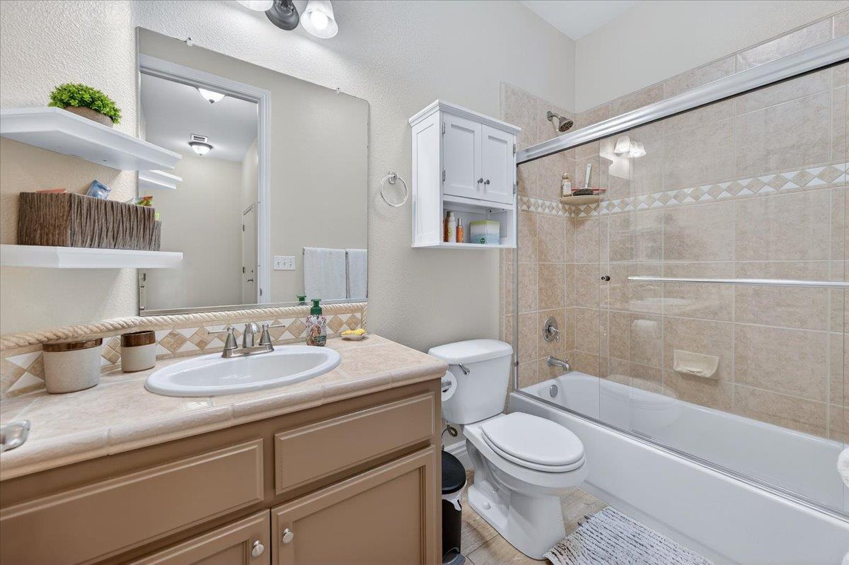 174 N Lind Ave, Clovis, CA 93612