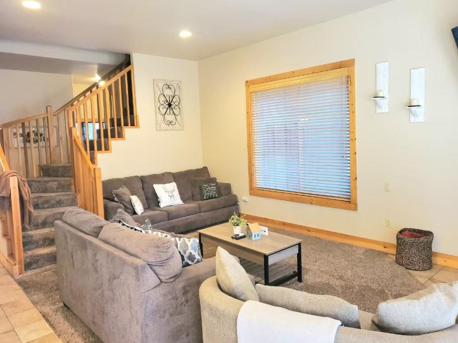 40836 Village Pass Ln, Shaver Lake, CA 93664