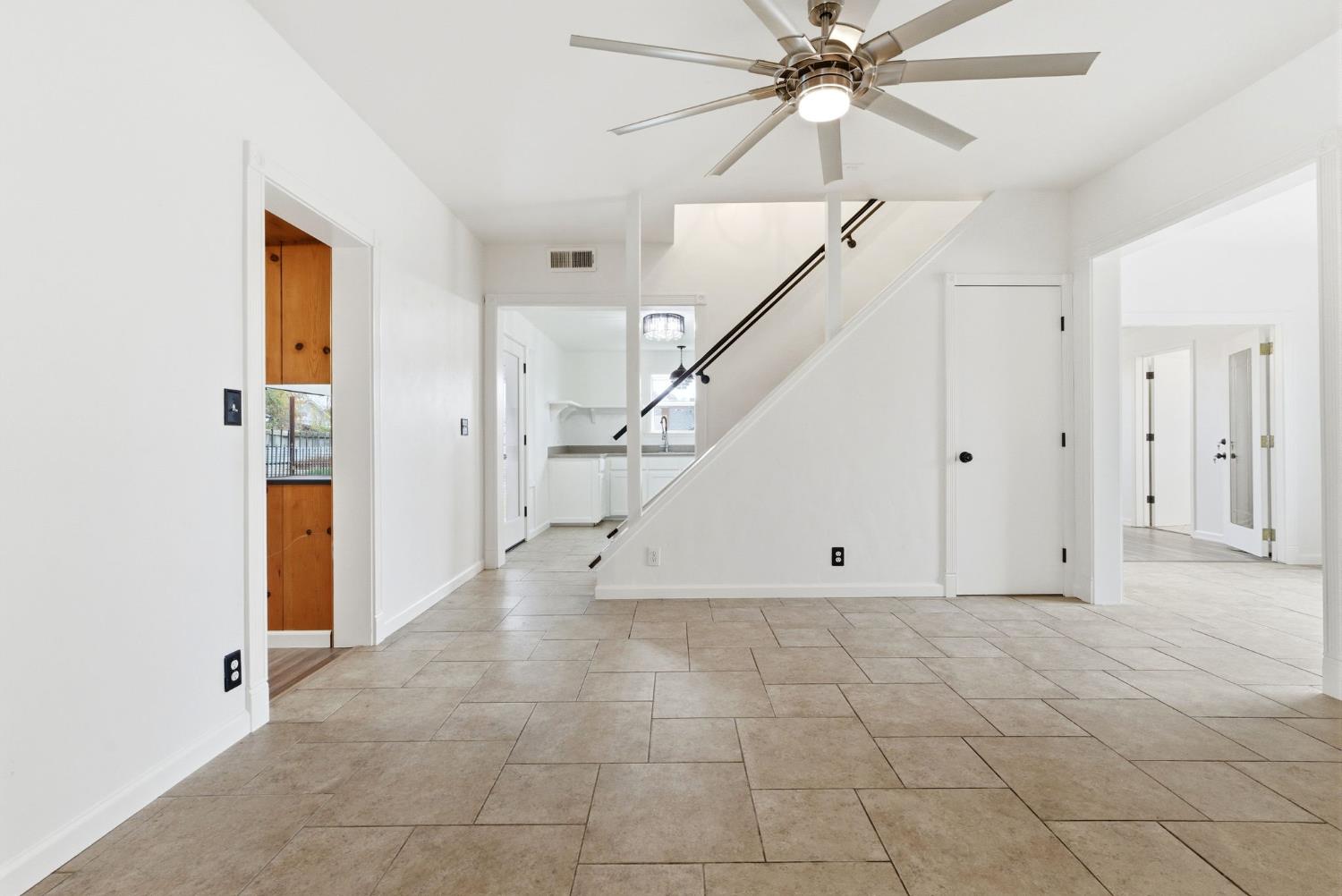 2111 Carter Way, Hanford, CA 93230