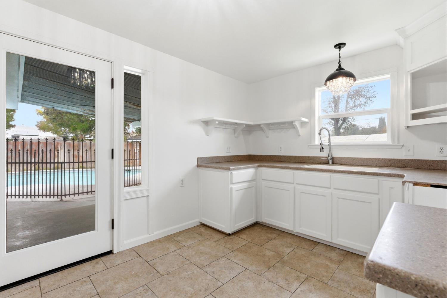 2111 Carter Way, Hanford, CA 93230