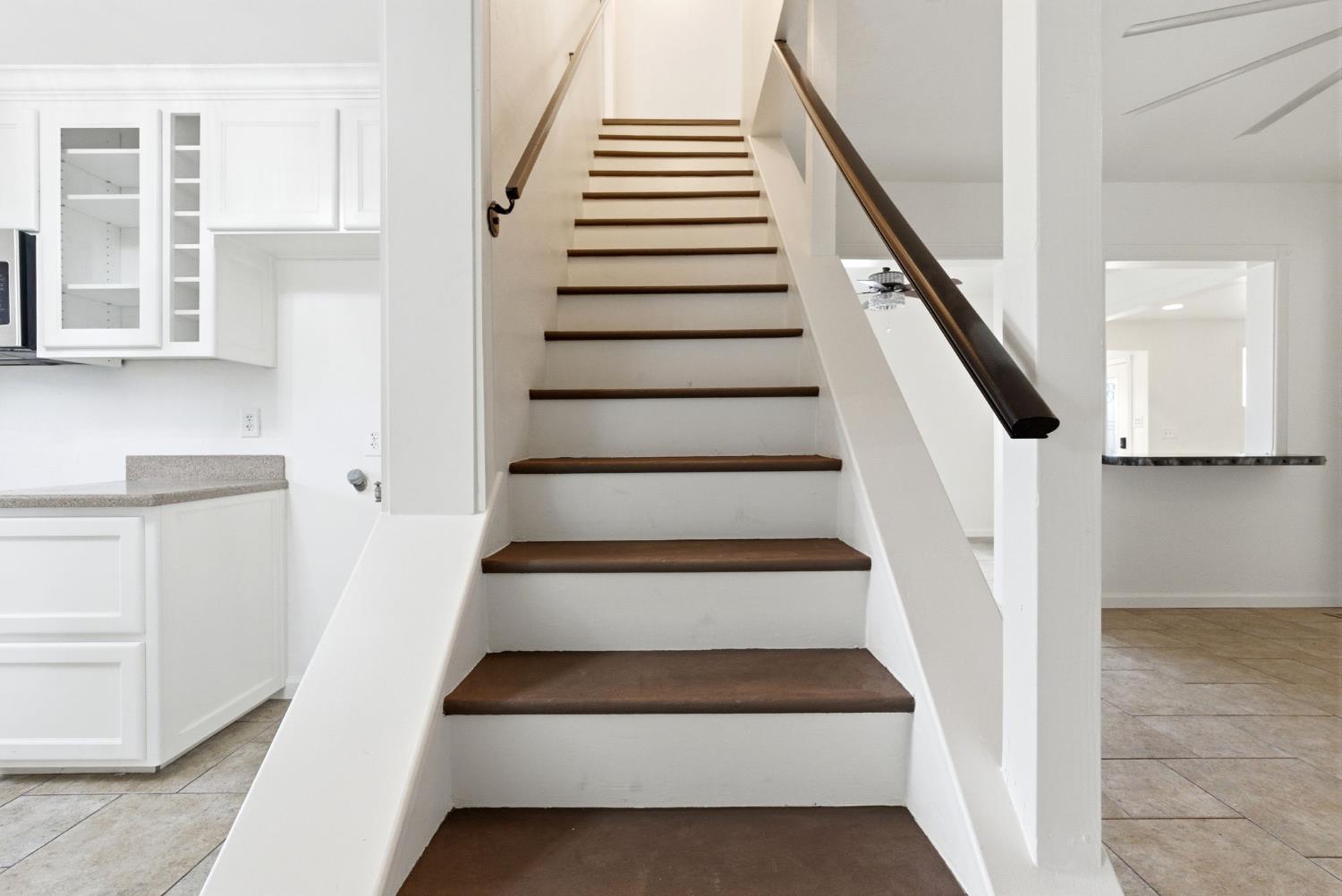 2111 Carter Way, Hanford, CA 93230