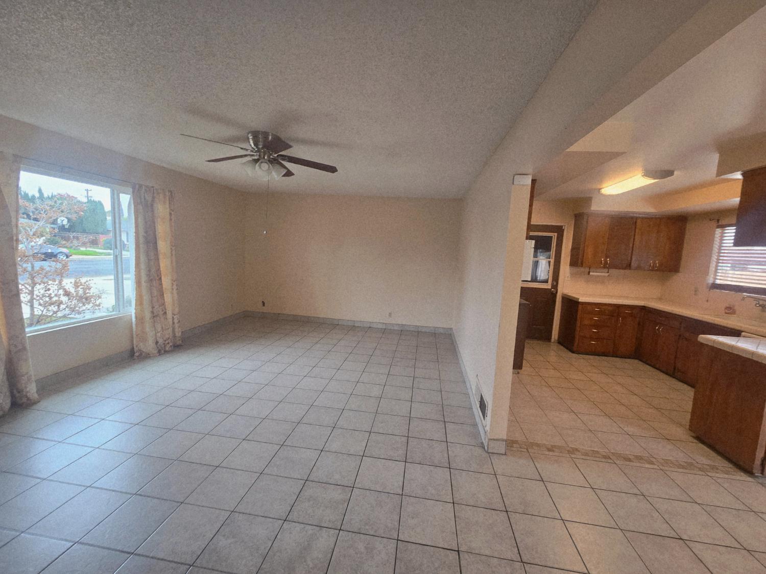 1448 E Akers Way, Dinuba, CA 93618