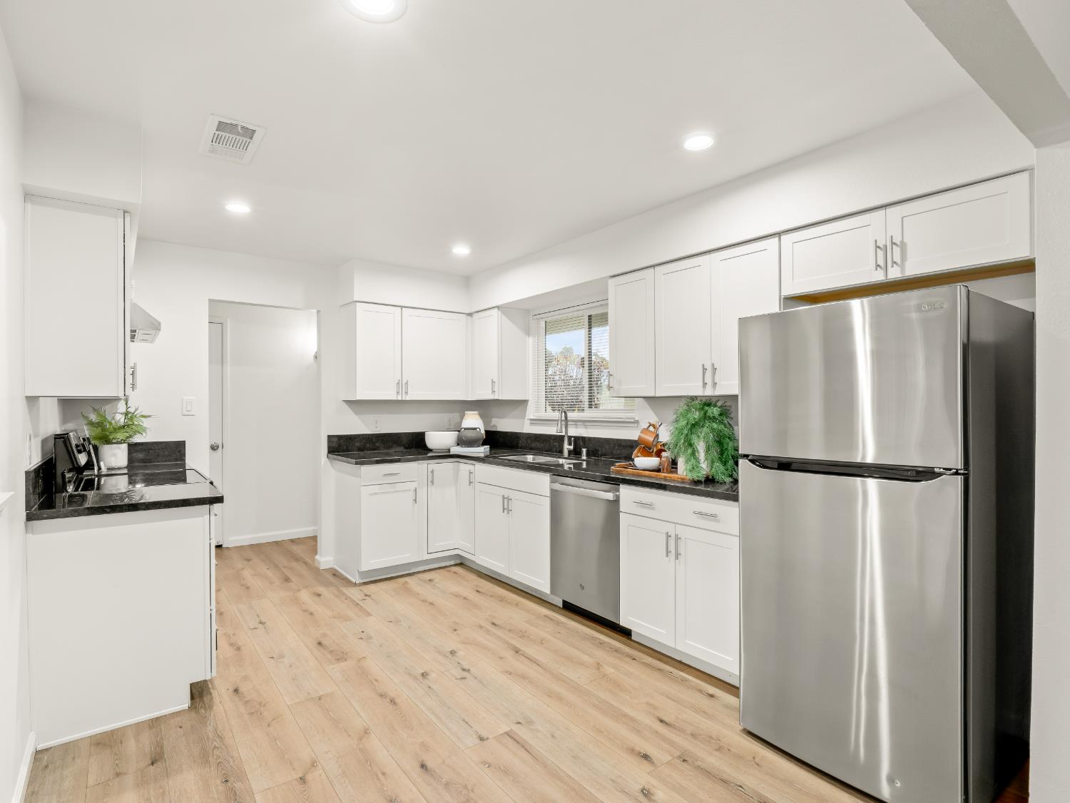 4557 N Sequoia Dr, Fresno, CA 93705