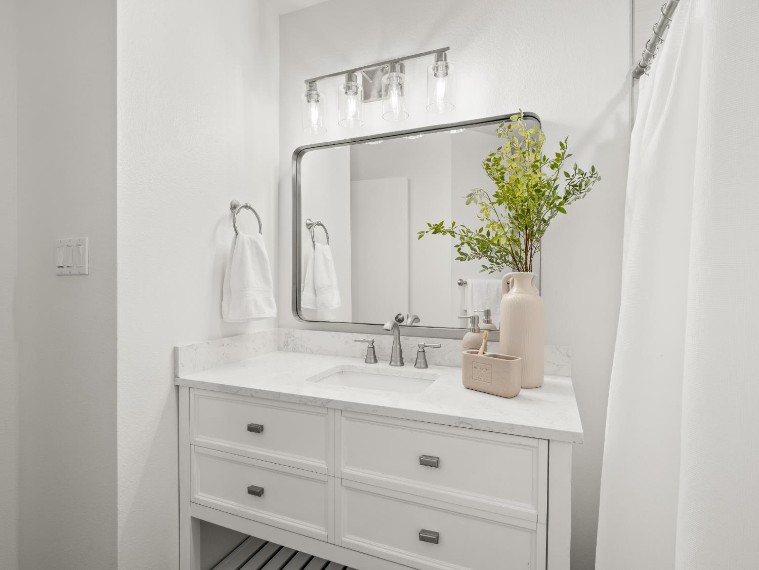 4557 N Sequoia Dr, Fresno, CA 93705