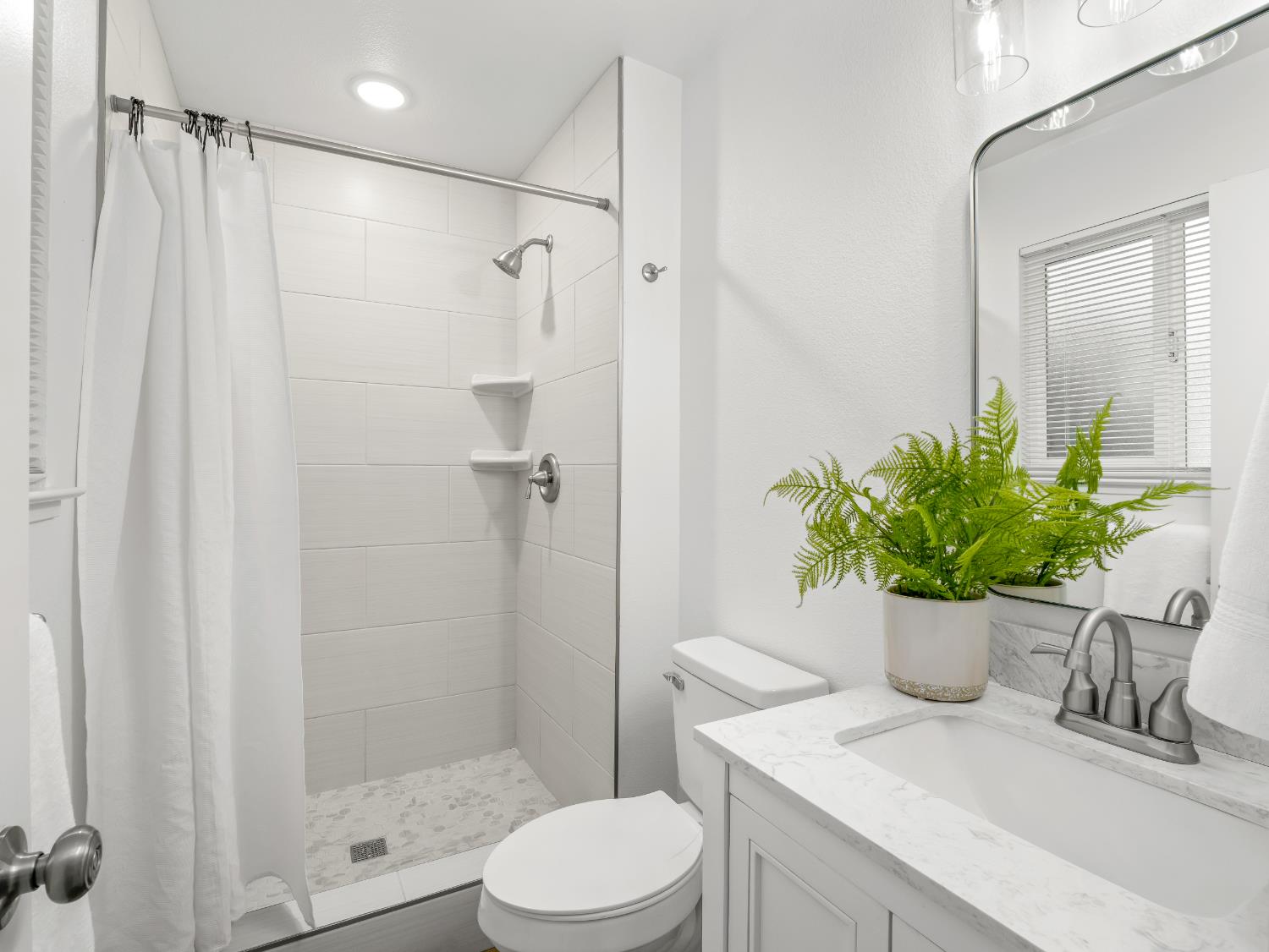 4557 N Sequoia Dr, Fresno, CA 93705