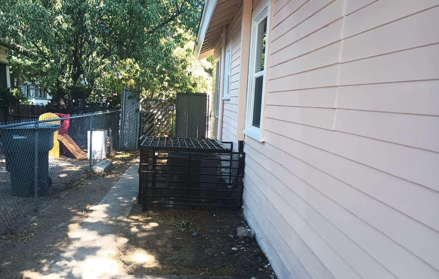 1327 N Ferger Ave, Fresno, CA 93728