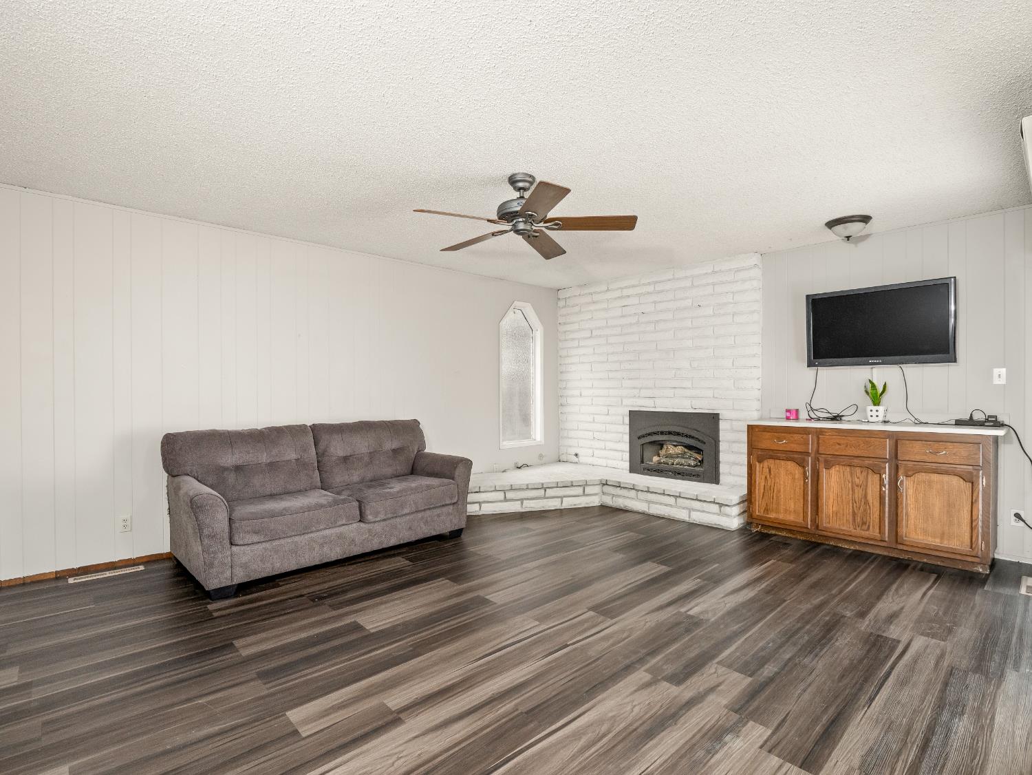 525 E Vartikian Ave, Fresno, CA 93710