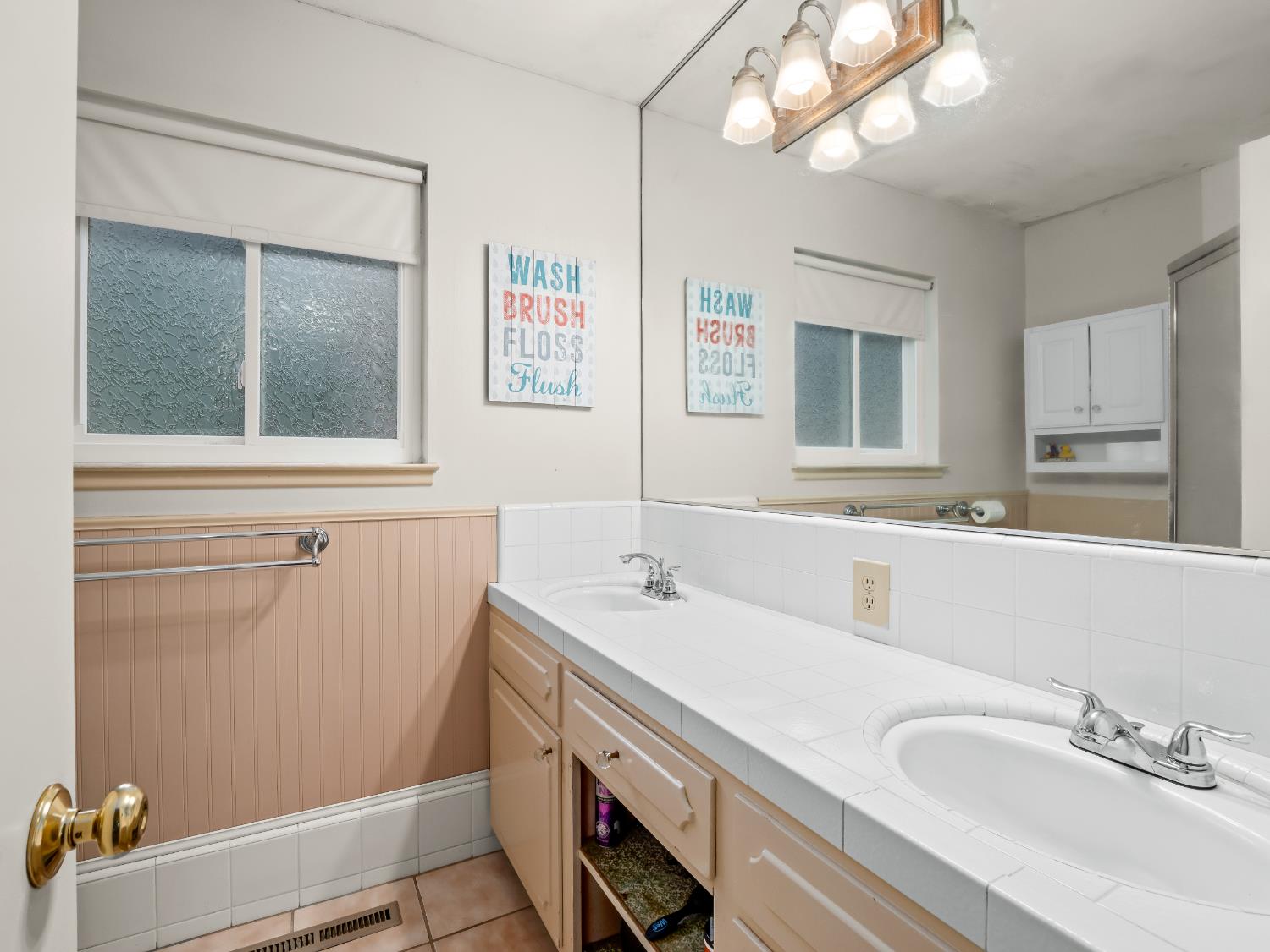 525 E Vartikian Ave, Fresno, CA 93710