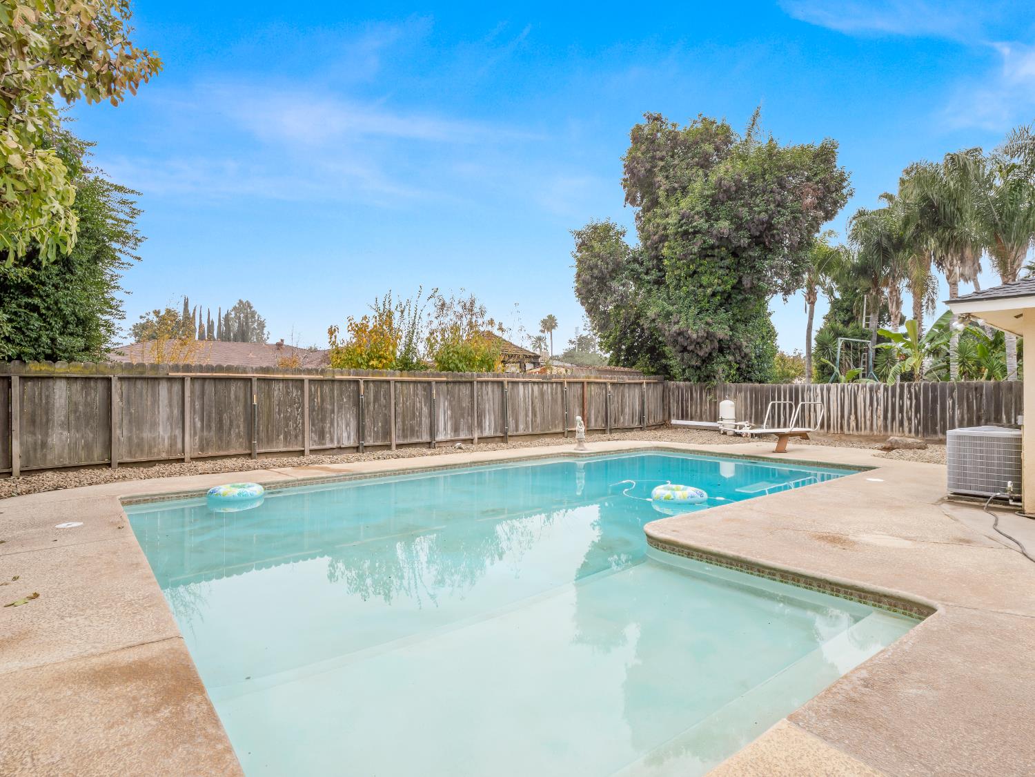 525 E Vartikian Ave, Fresno, CA 93710