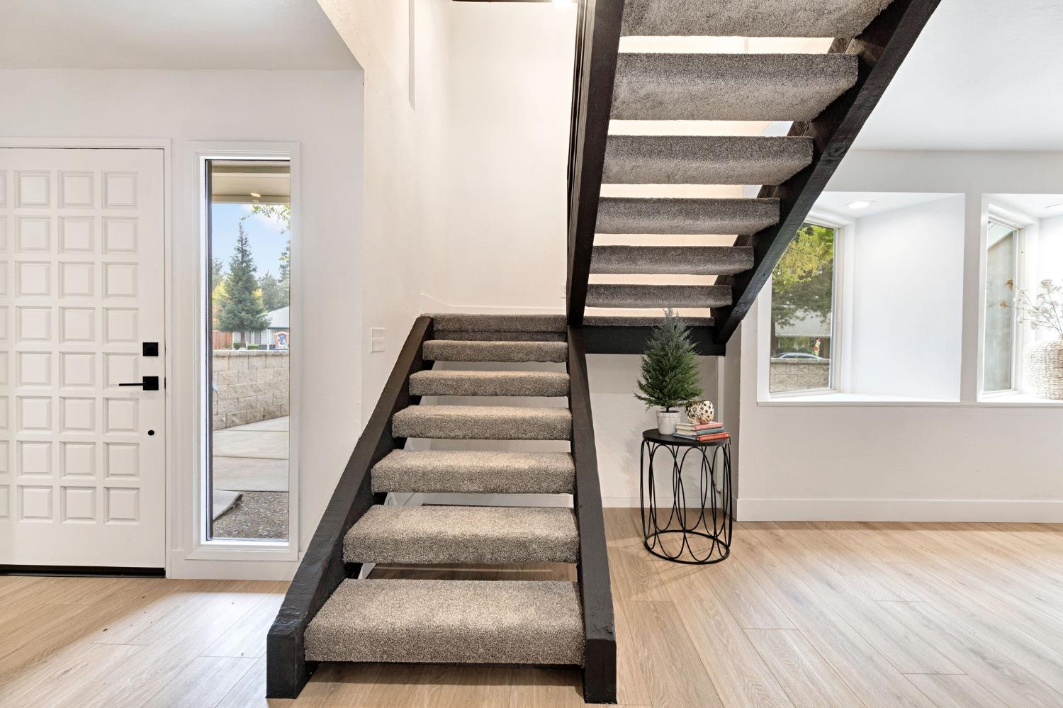 512 E Kelso Ave, Fresno, CA 93720