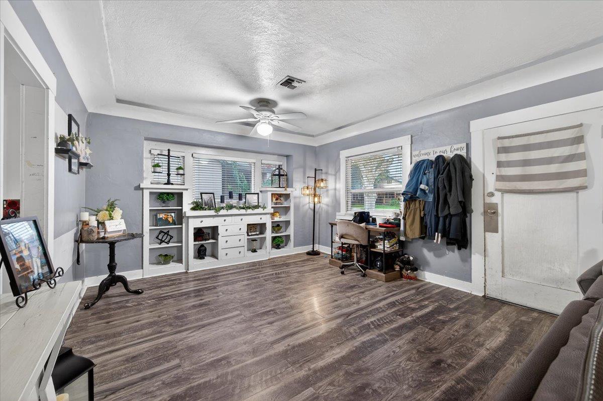 824 Hoag Ave, Sanger, CA 93657