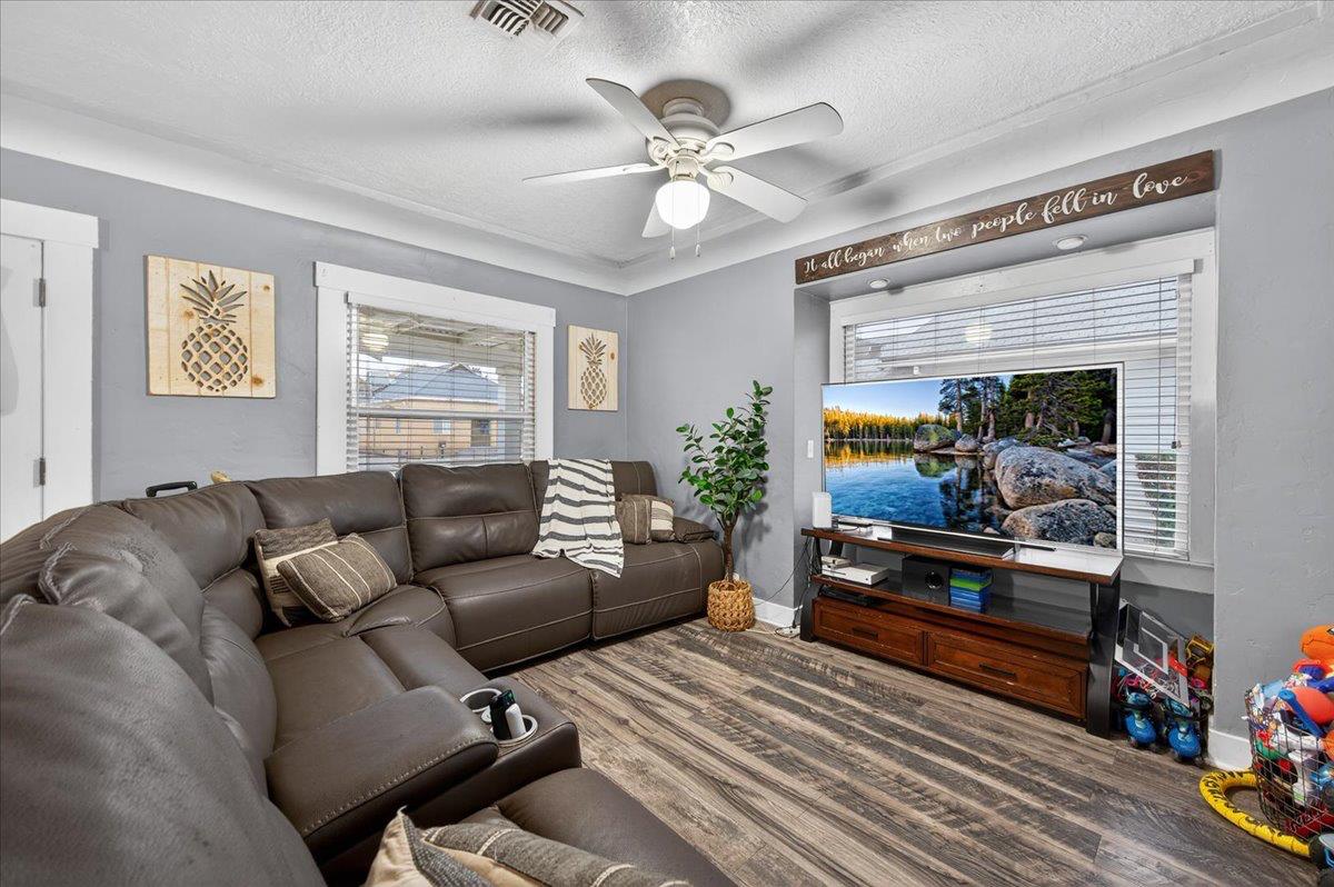 824 Hoag Ave, Sanger, CA 93657