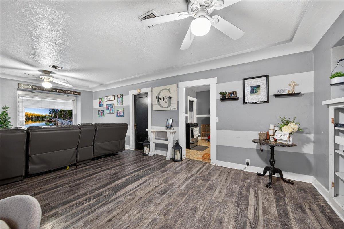 824 Hoag Ave, Sanger, CA 93657