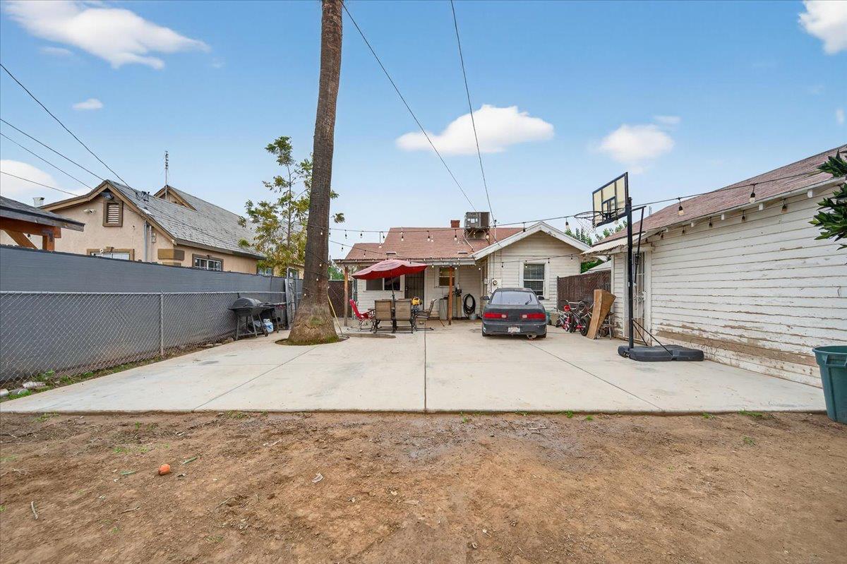 824 Hoag Ave, Sanger, CA 93657