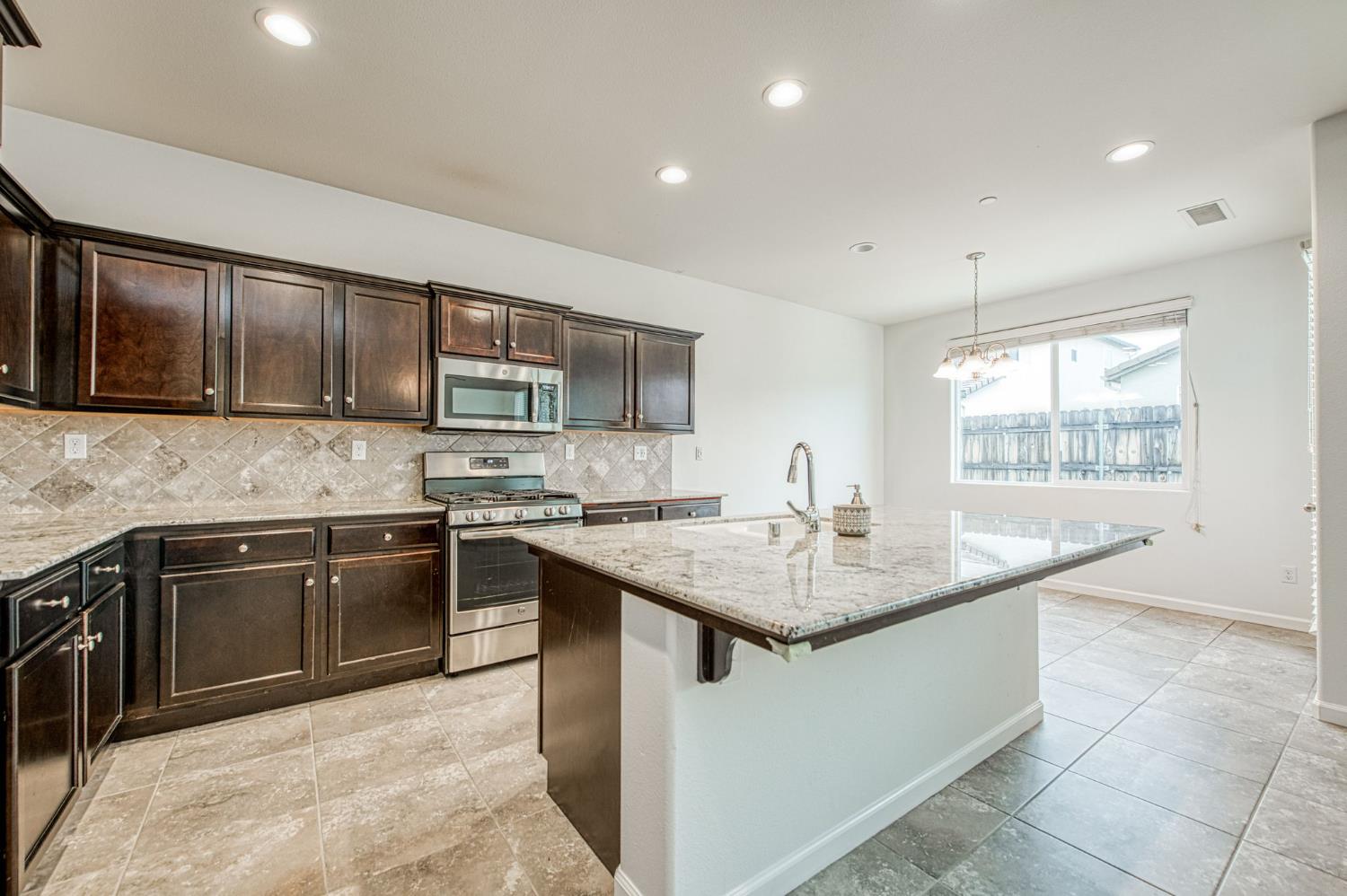 2143 Lombard Ln, Clovis, CA 93619