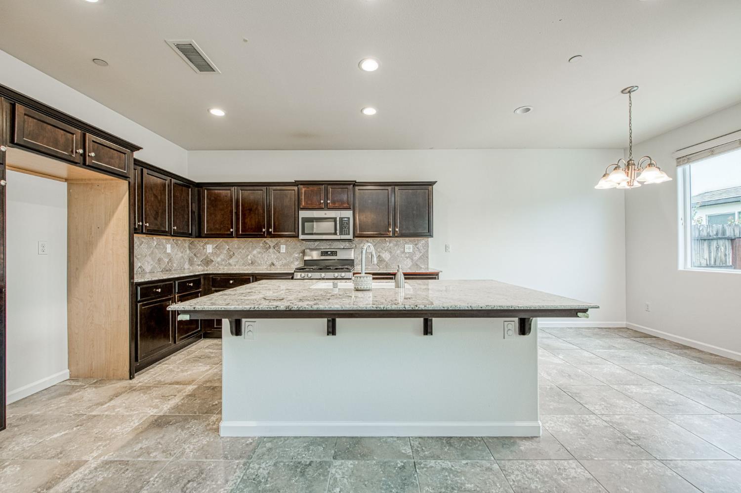 2143 Lombard Ln, Clovis, CA 93619