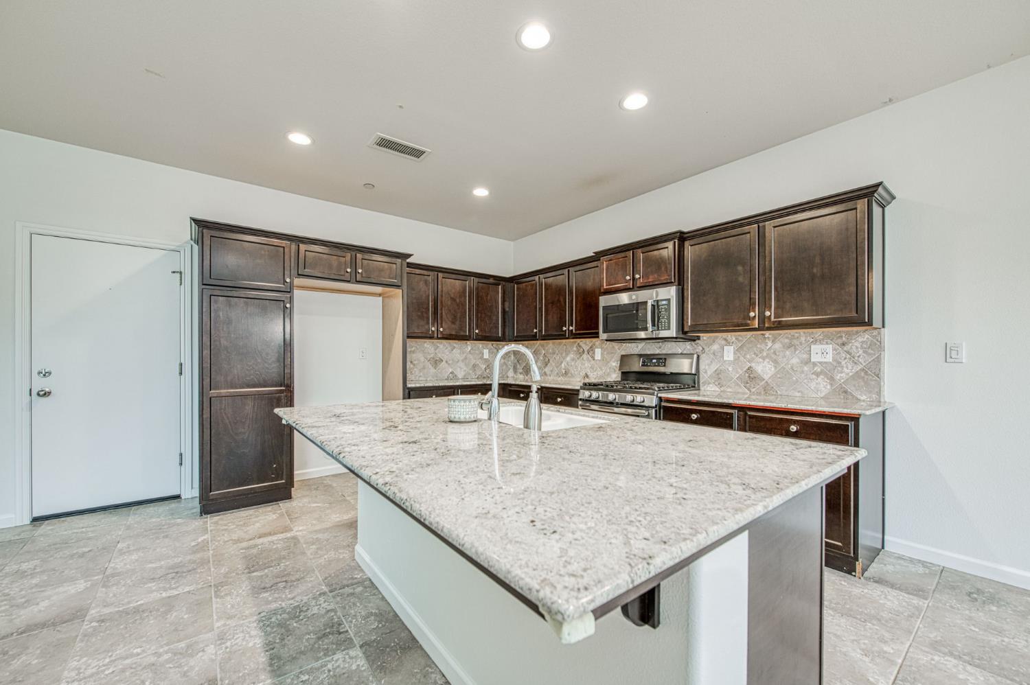 2143 Lombard Ln, Clovis, CA 93619