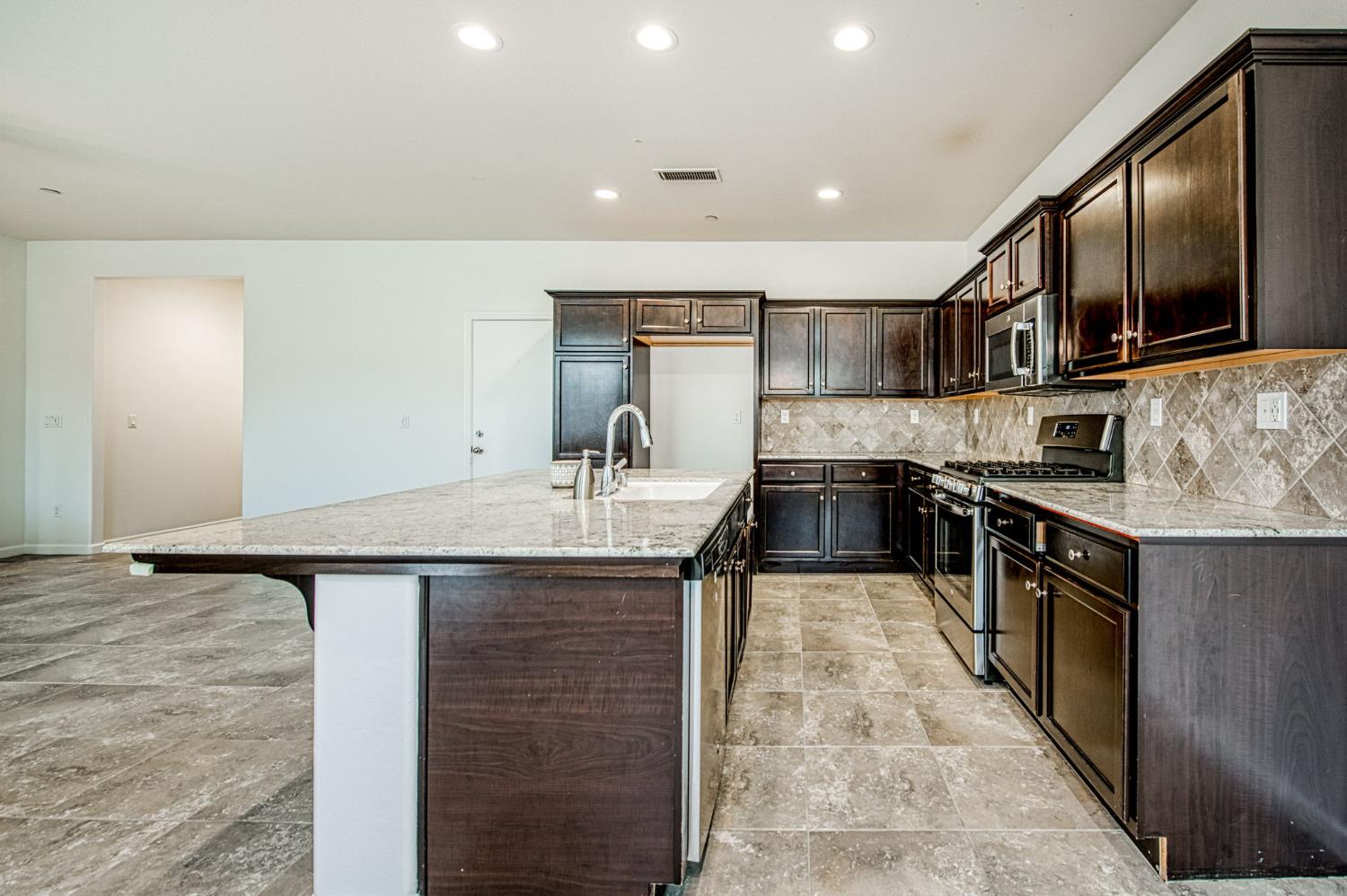 2143 Lombard Ln, Clovis, CA 93619